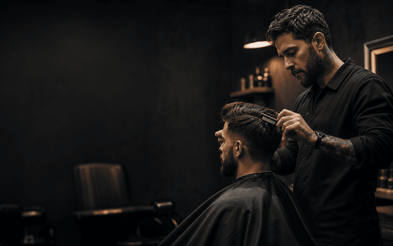 Мастер NORTH CUT выполняет мужскую стрижку